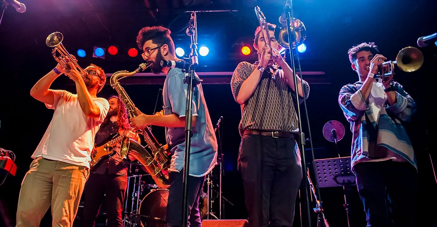 live band: BLACK BIRD HUM